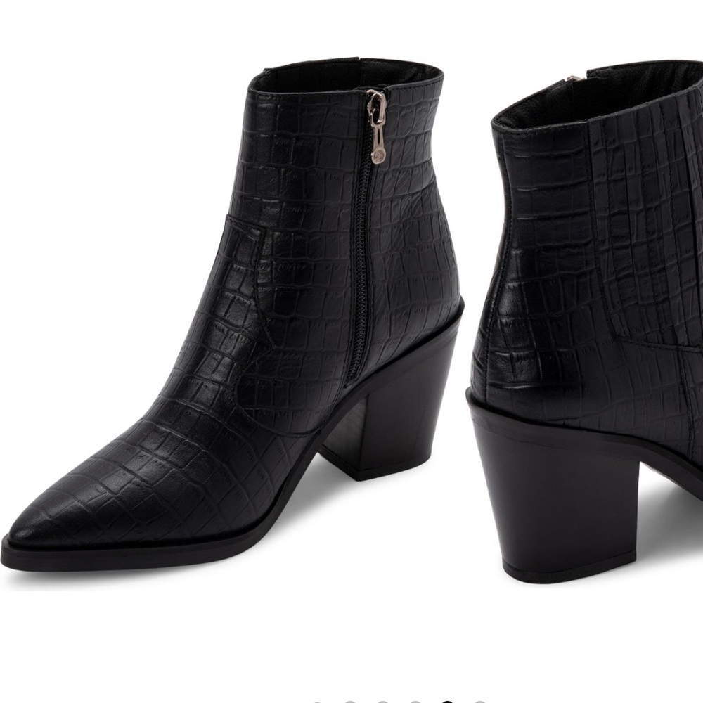 Blondo Que Waterproof Bootie 🖤🐊